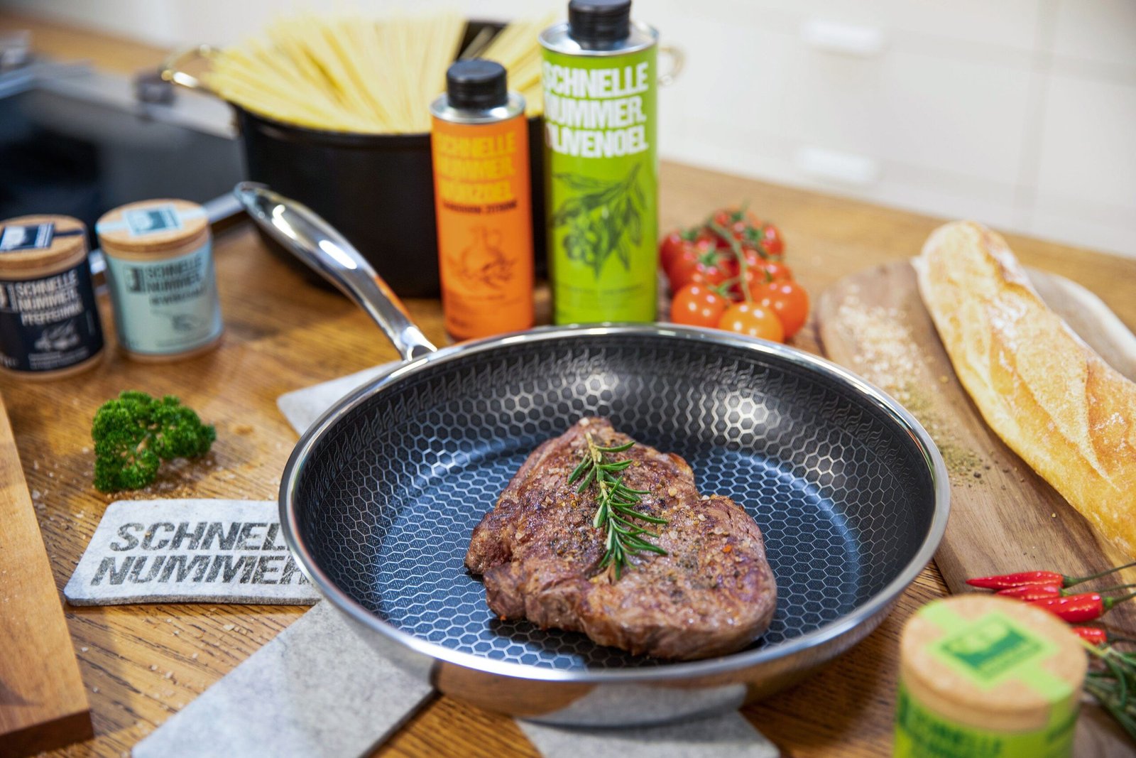 Bratpfannen HENSSLERS HENSSLERS Bratpfanne, Edelstahl (1-tlg), 3-Schicht Material, Wabenstruktur und Antihaftbeschichtung, Induktion